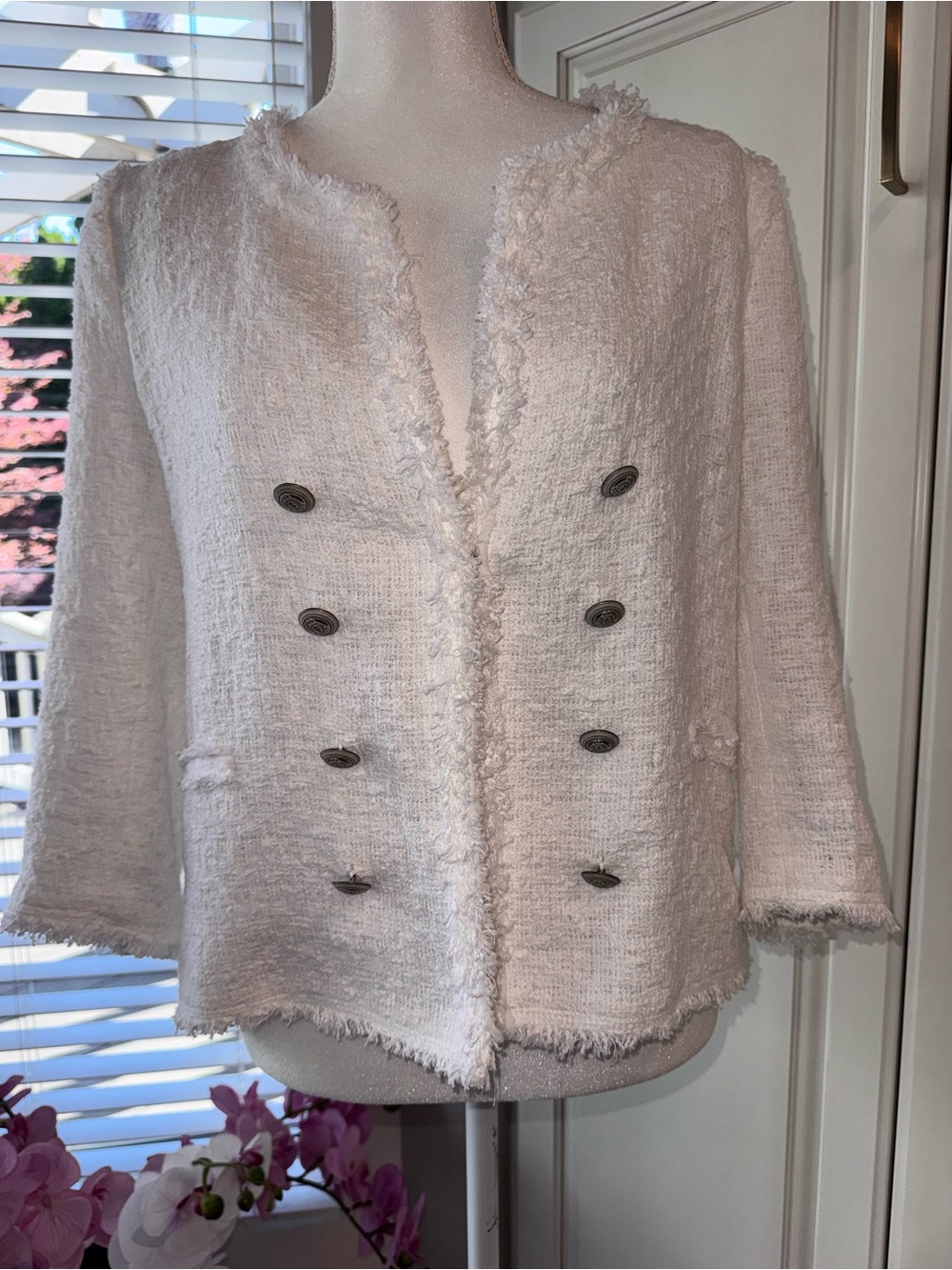 Zara woman’s tweed Bowlero jacket. White size is an XL but fits more like an L
